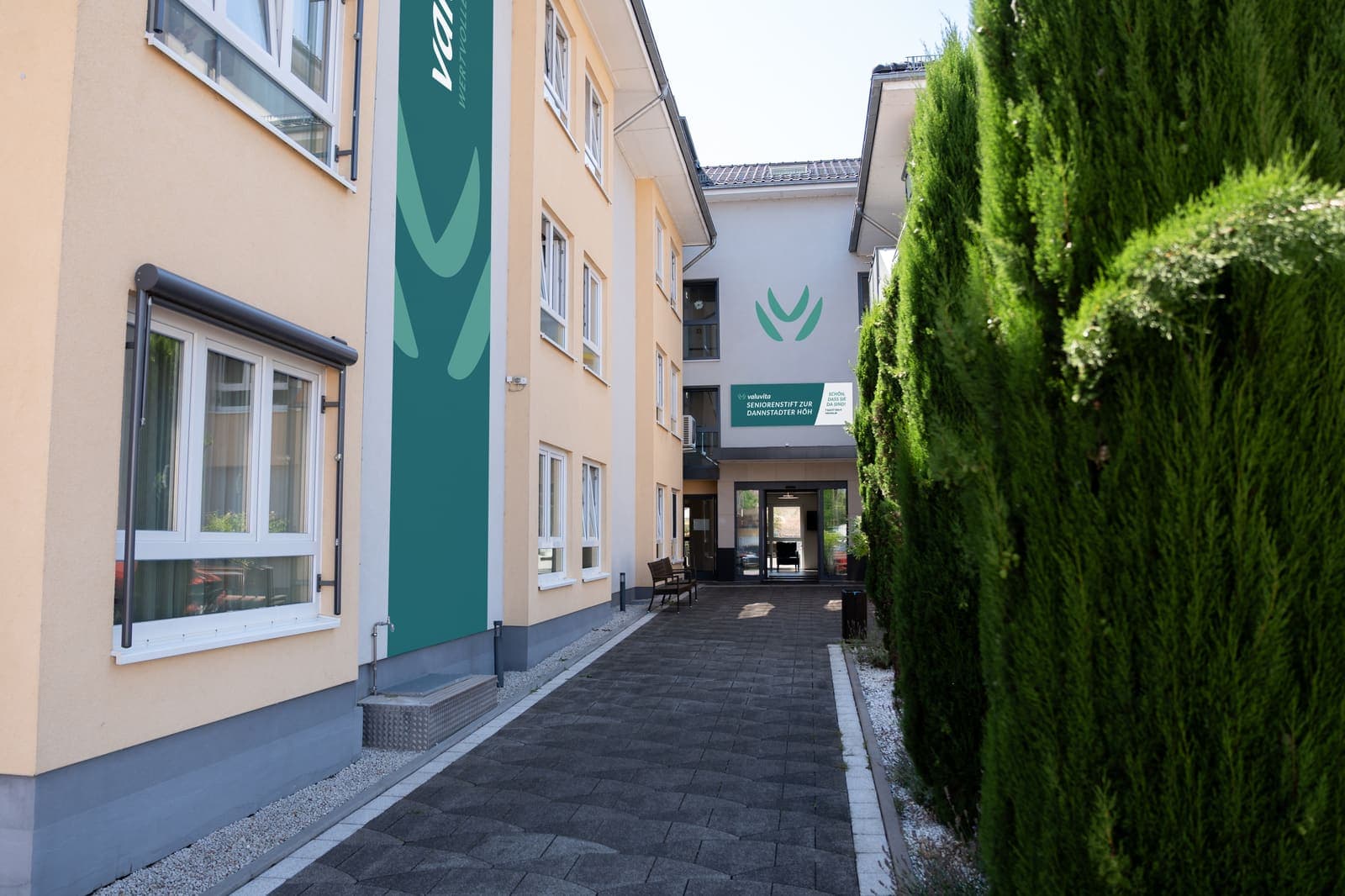 Außenansicht des Seniorenstifts zur Dannstadter Höh mit Banner