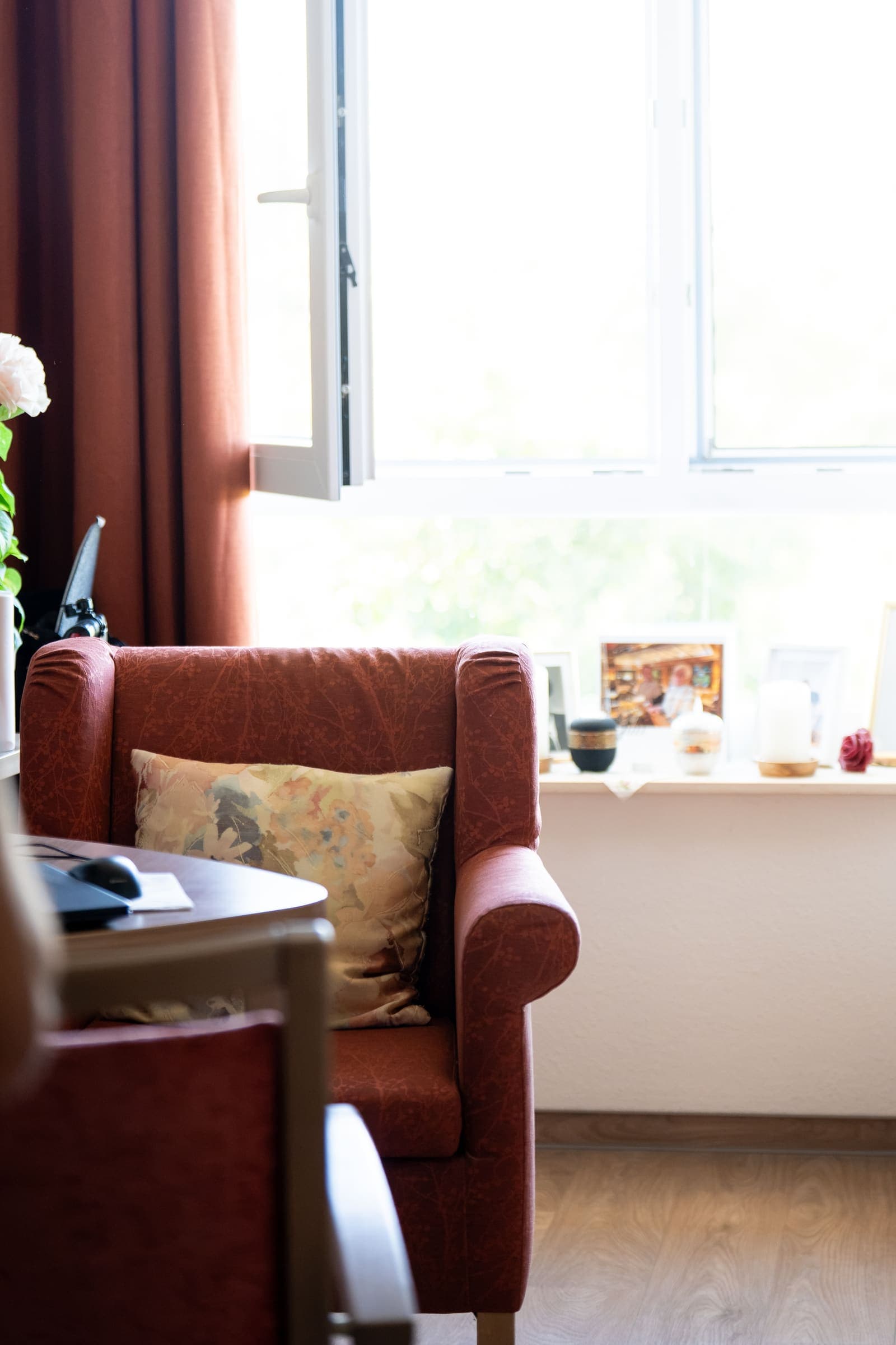 Gemütliches Zimmer mit Sessel und Fenster