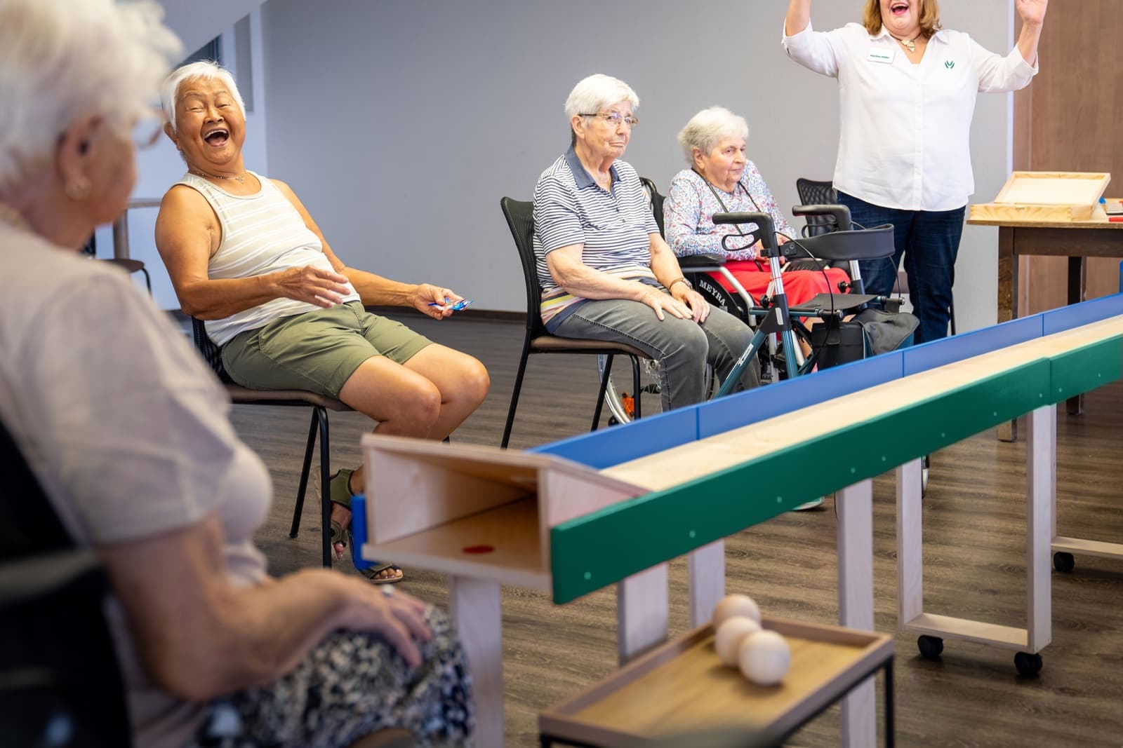 Senioren spielen gemeinsam eine Gruppenrunde