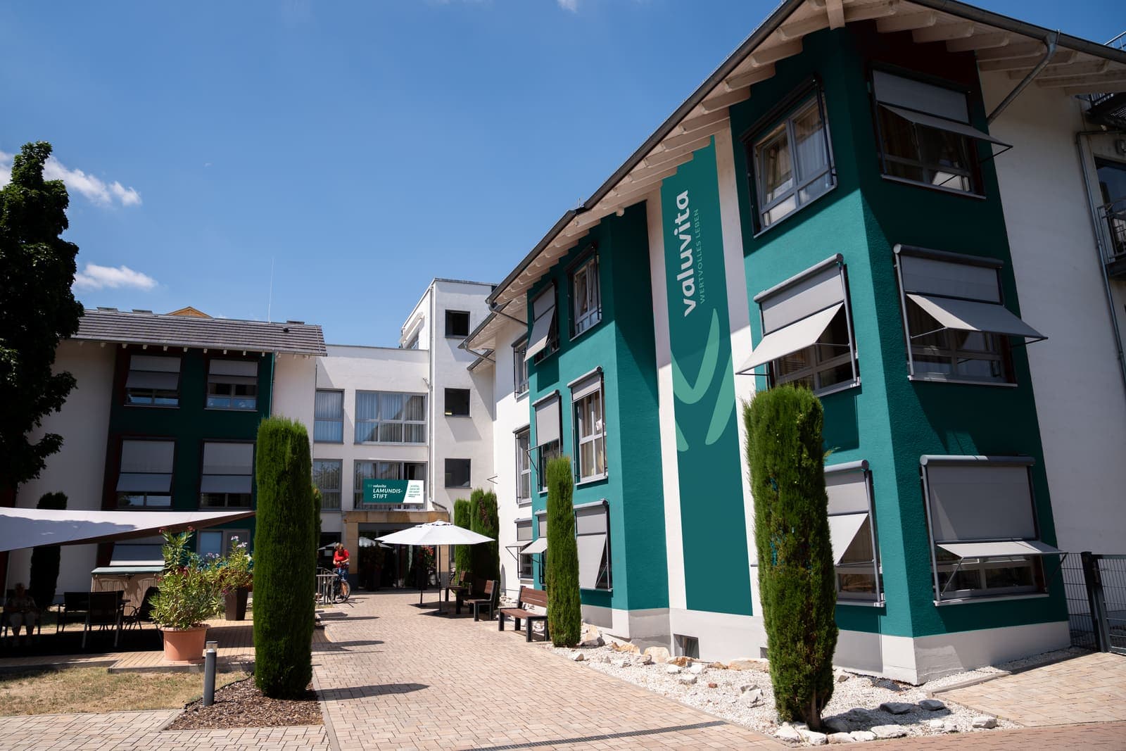 Außenansicht des Lamundis-Stifts mit grüner Fassade