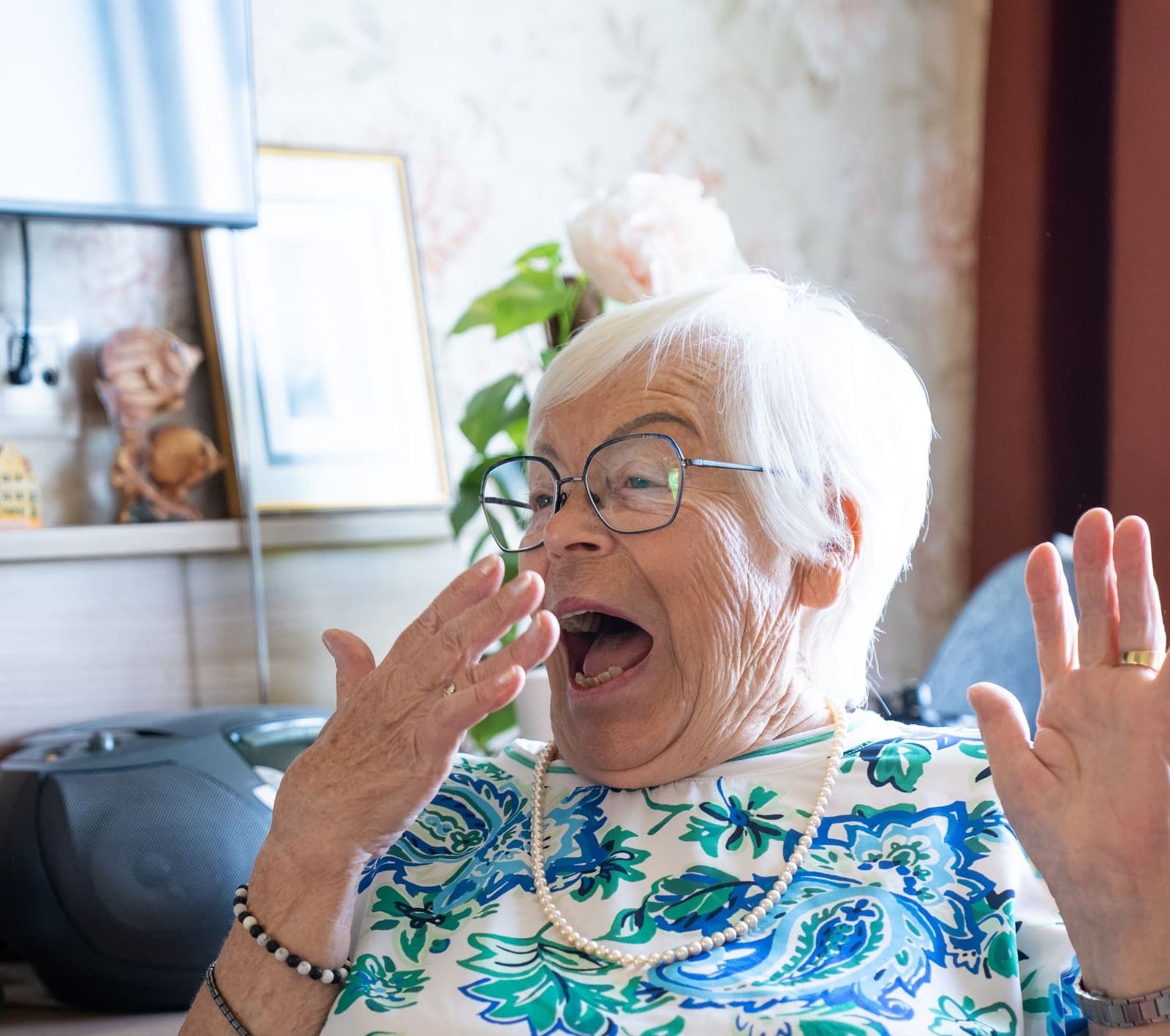 Seniorin lacht herzlich