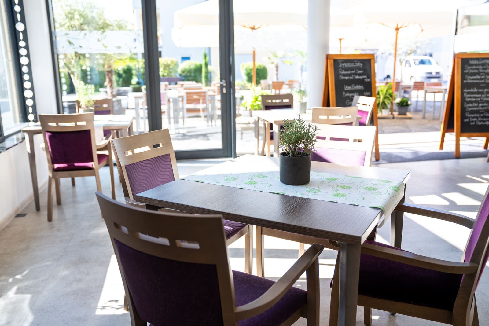 Restaurant mit gedeckten Tischen und Terrasse