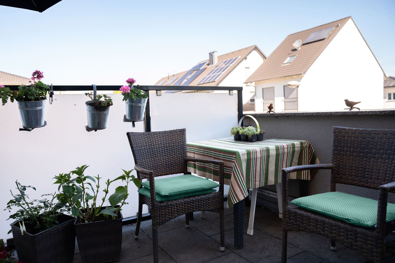 Balkon mit Sitzgruppe und Blumen